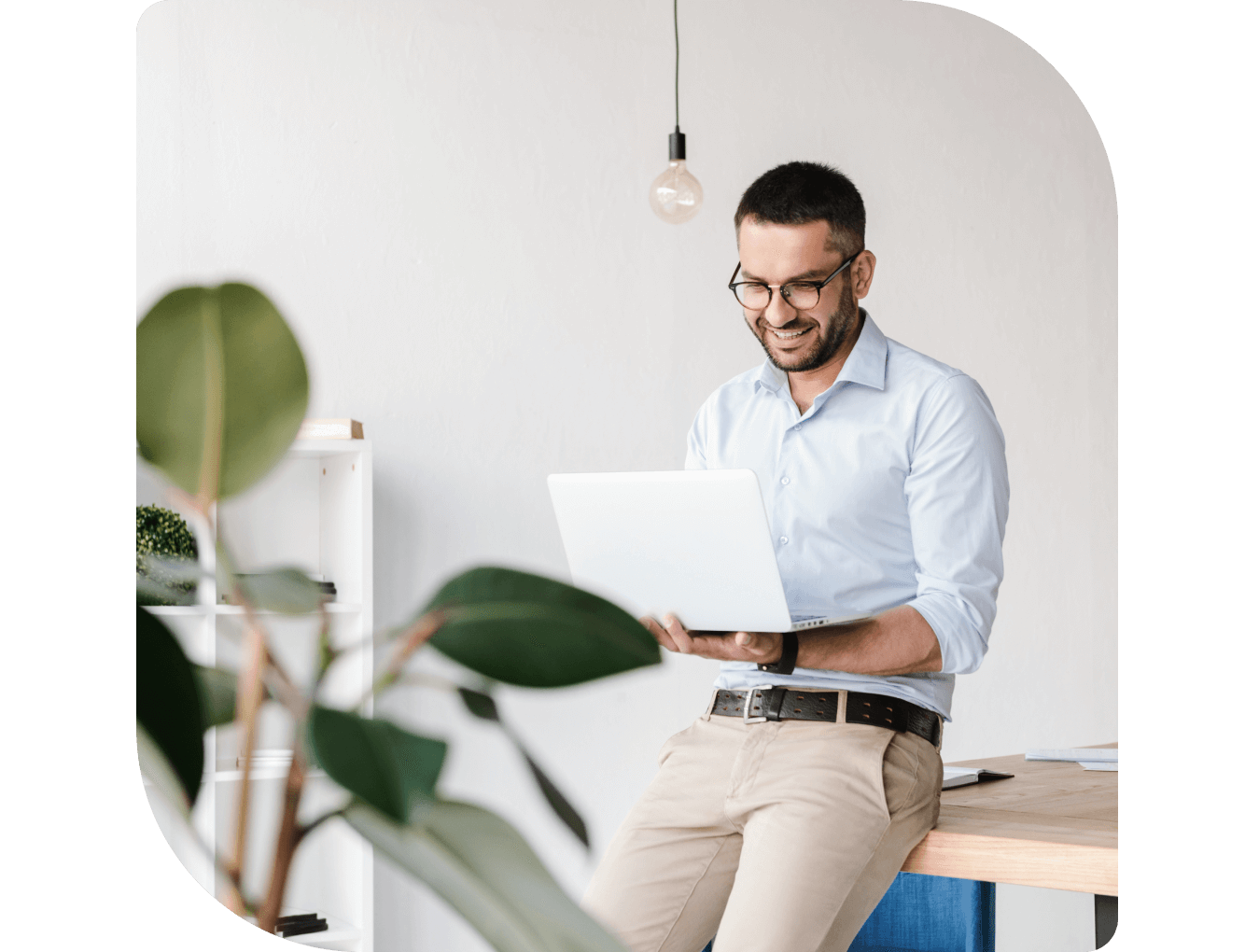homme heureux sur ordinateur